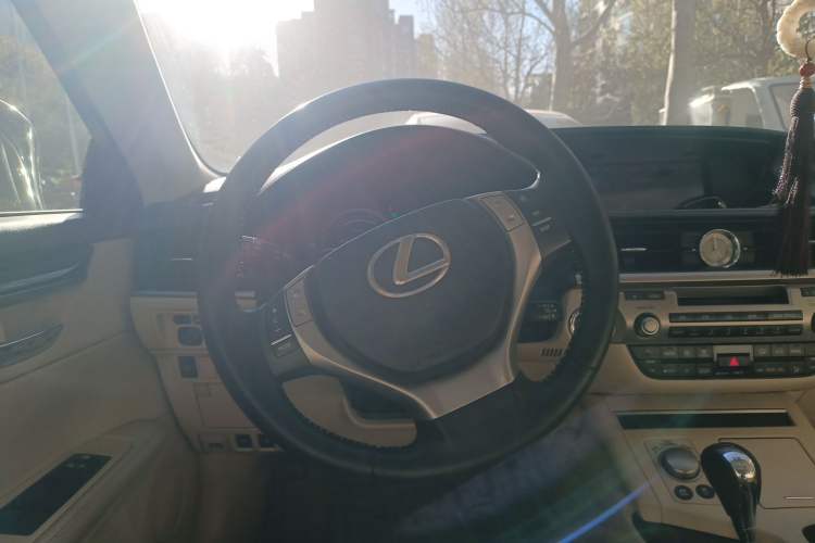 Used Lexus ES 2013 300h Elite Edition