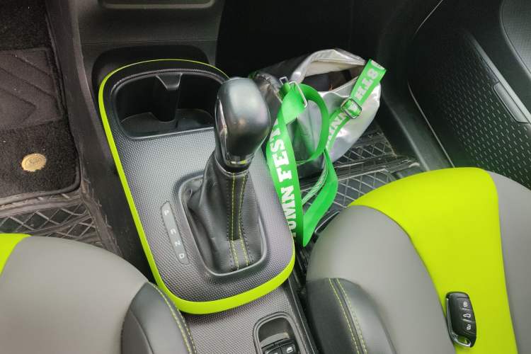 Used Roewe Clever 2021 302 km New Four-Seater Super-Efficient Version Gear Lever