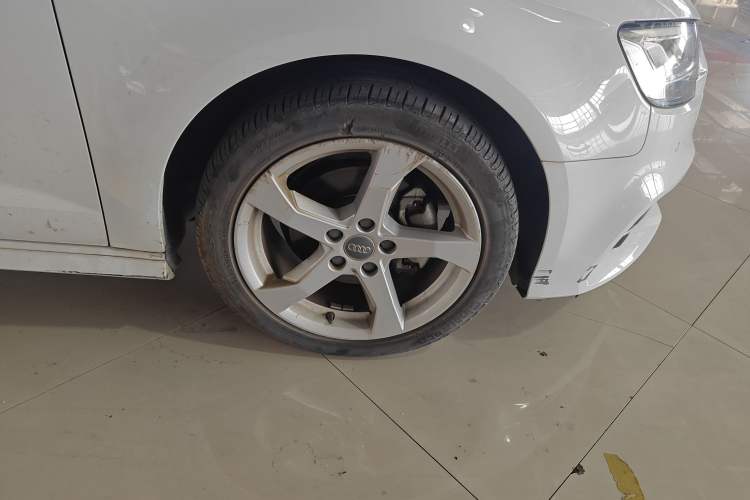 Used Audi A3 2020 Sportback 35 TFSI Fashion Edition China VI Emission Standard Right Front Wheel Hub