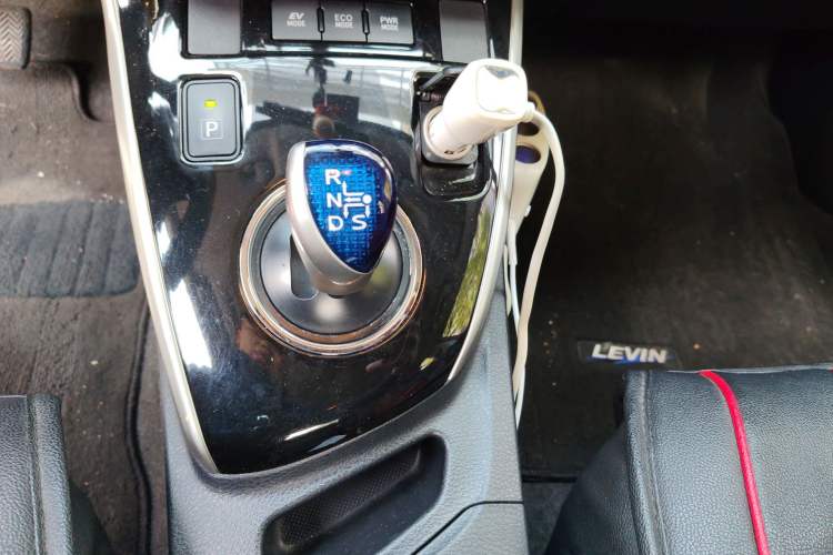 Used Toyota Levin 2016 Dual-Engine 1.8H GS E-CVT Elite Model with Sunroof Gear Lever