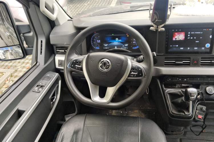Used Dongfeng Yufeng 2023 V9+ 2.0T Manual Front-Wheel-Drive Multi-Function Mid-Roof Van with 7/8/9 Seats Steering Wheel