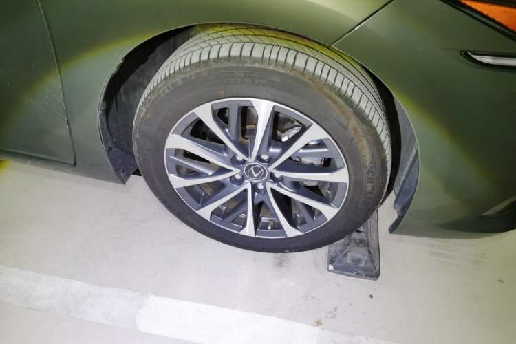 Used Lexus ES 2024 200 Premium Edition Right Front Wheel Hub