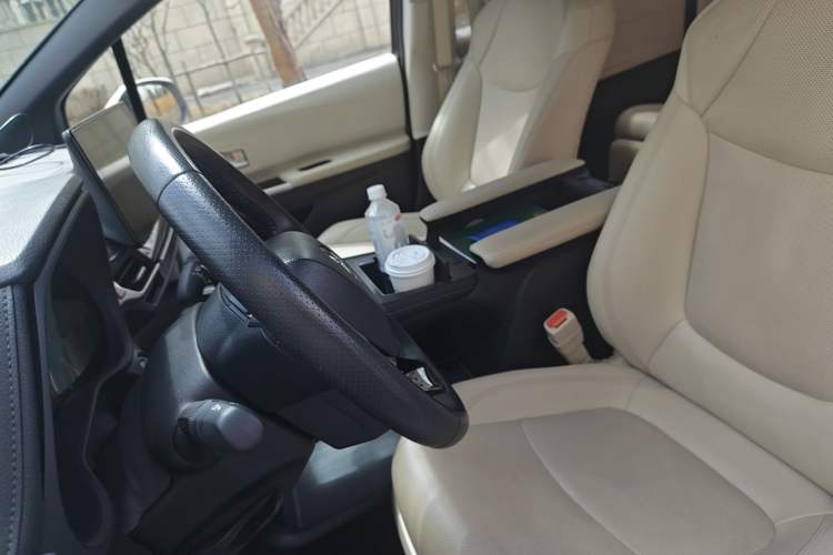 Used Toyota SIENNA 2023 2.5L Hybrid Deluxe Edition
