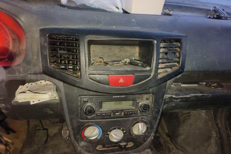 Used BAIC Weiwang 306 2011 1.3L base model 7 seats Audio And AC Panel