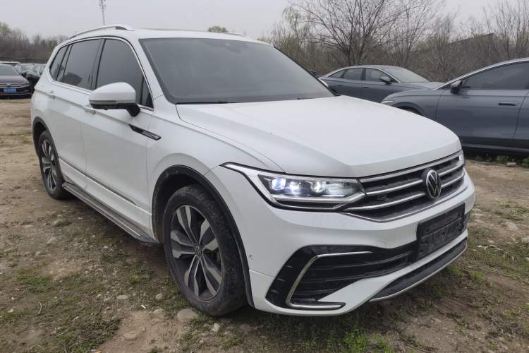 Used Volkswagen Tiguan L 2023 380TSI Automatic All-Wheel Drive R-Line Enhanced 7-Seater Front Right 45 Deg