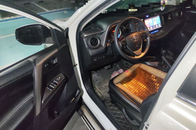 Used Toyota RAV4 2016 2.0L CVT Two-Wheel Drive Fashion Edition China V Standard Driver Seat