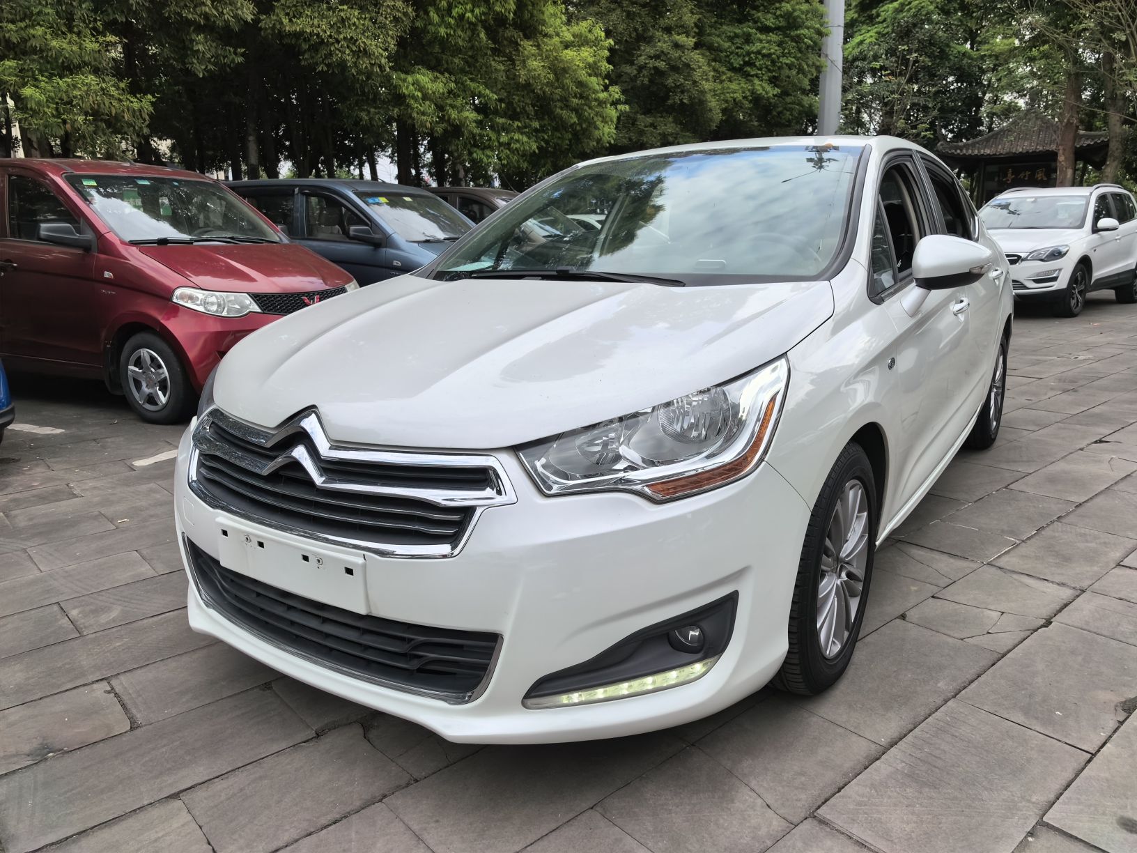 تحت مقدمة السيارة