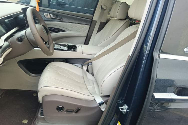 Used Denza D9 2022 DM-i 1040 Prestige Model
