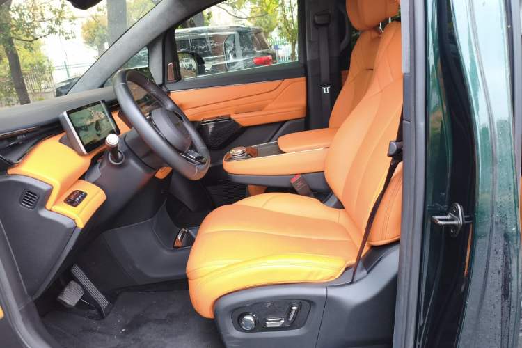 Used Geely Galaxy LEVC L380 2024 140-Degree 6-Seater All-Wheel-Drive Ultra Left Front Seat