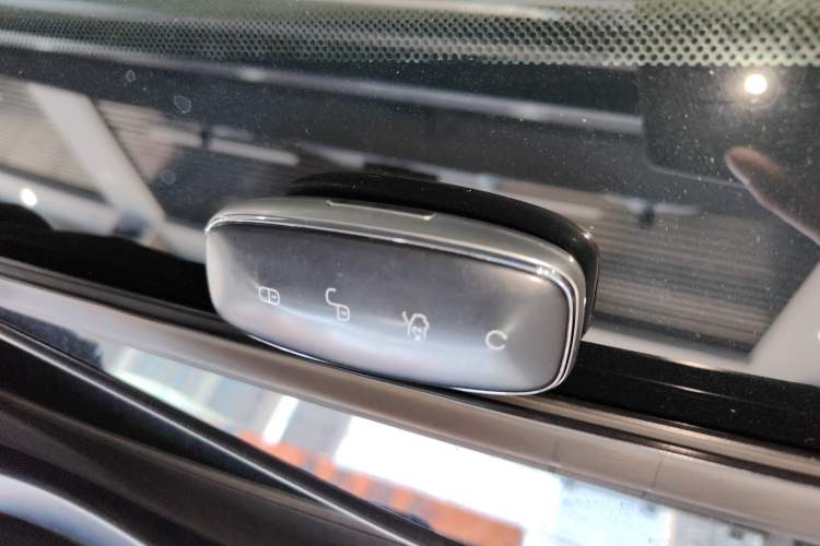 Used Denza D9 2022 DM-i 1040 Prestige Model
