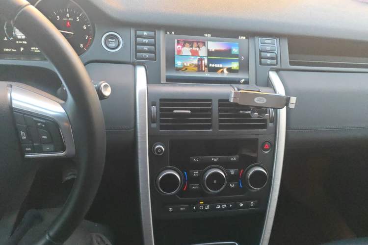 Used Land Rover Discovery Sport 2019 240 PS SE Version China VI Standard Audio And AC Panel