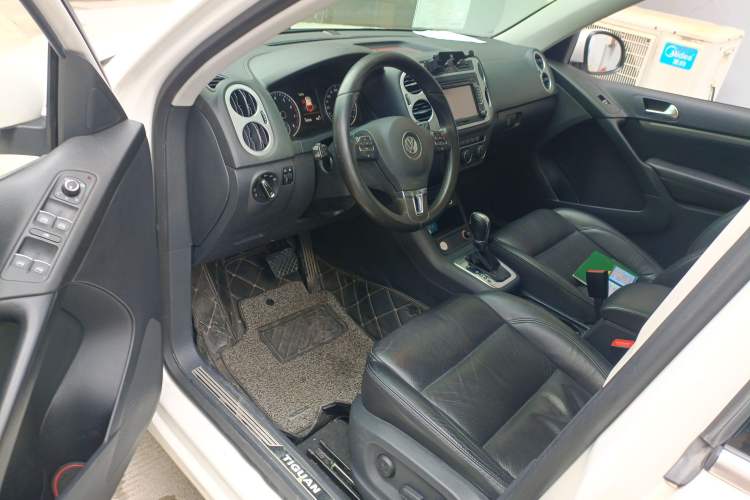 Used Volkswagen Tiguan 2015 1.8TSI Automatic All-Wheel-Drive Luxury Model Left Front Seat