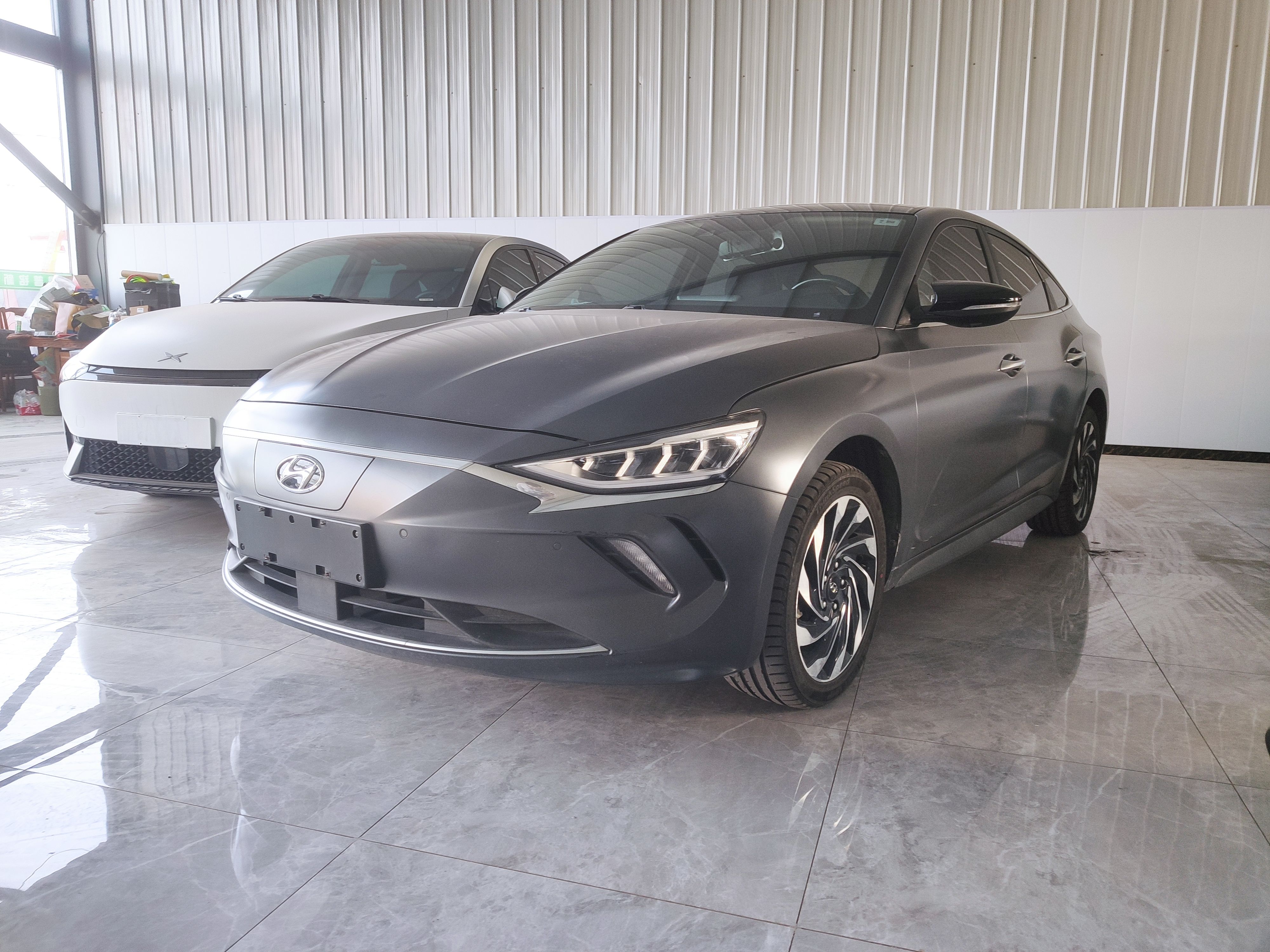 تحت مقدمة السيارة