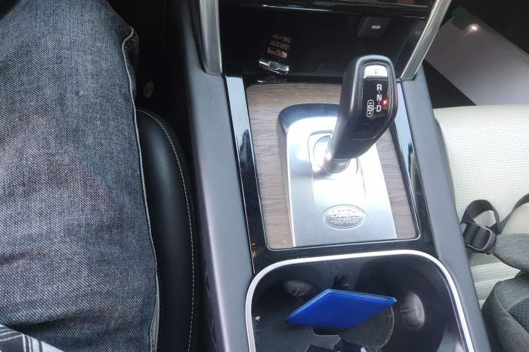 Used Land Rover Discovery Sport 2022 249 PS R-Dynamic HSE Luxury Custom Edition 7 Seats Gear Lever