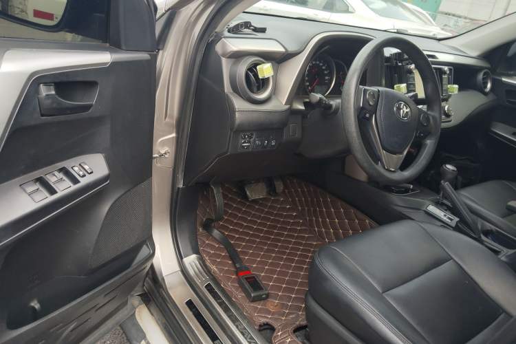 Used Toyota RAV4 2016 2.0L CVT Two-Wheel Drive Fashion Edition China V Standard Driver Seat