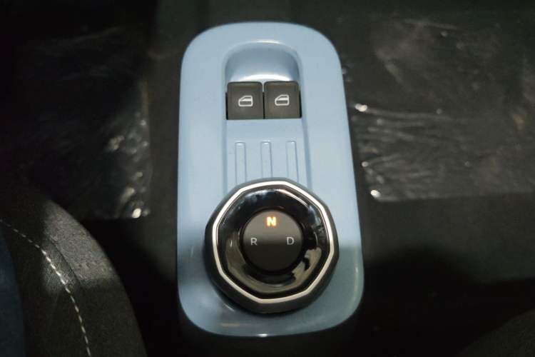 Used Geely Galaxy Panda 2024 Panda Mini 200km Endurance Bear Gear Lever