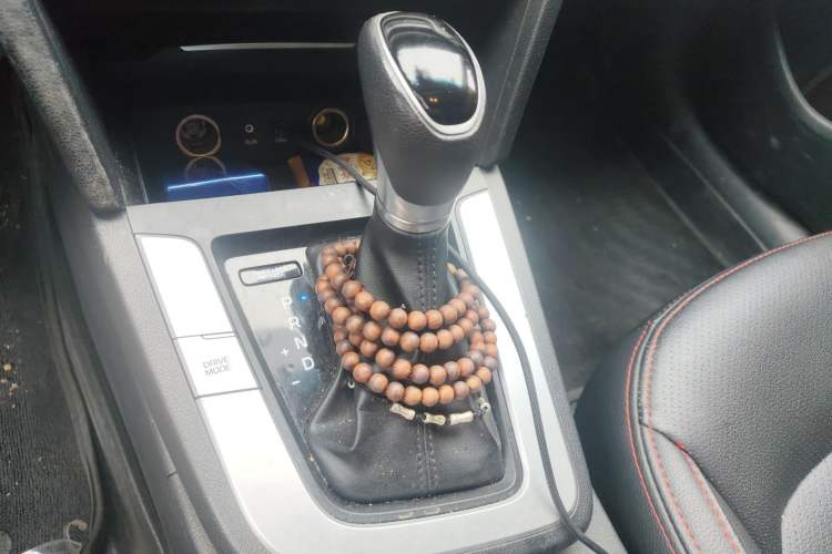 Used Hyundai Elantra (6th Generation / Lingdong) 2016 1.6L Automatic ZhiXuan – Elite Version Gear Lever