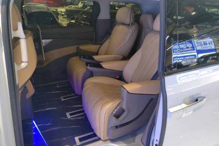 Used Denza D9 2022 DM-i 970 Four-Wheel Drive Prestige Model Left Rear Seat