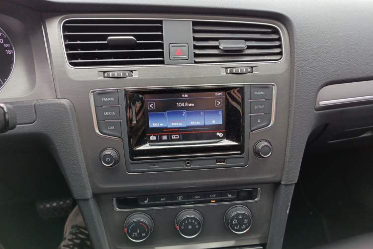 Used Volkswagen Golf 2016 230TSI Automatic Luxury Version Audio And AC Panel