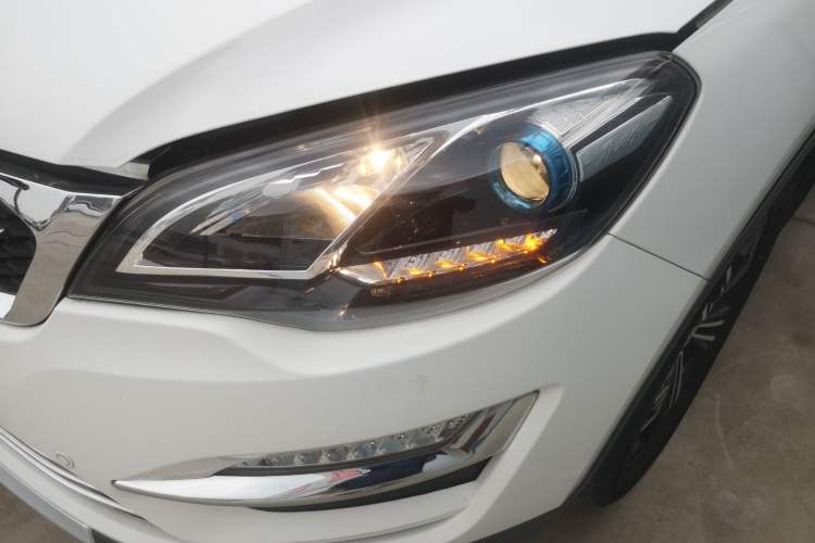 Used Zotye Domy X5 2017 Upgraded Model 1.5T Manual Luxury Version Left Front Headlight