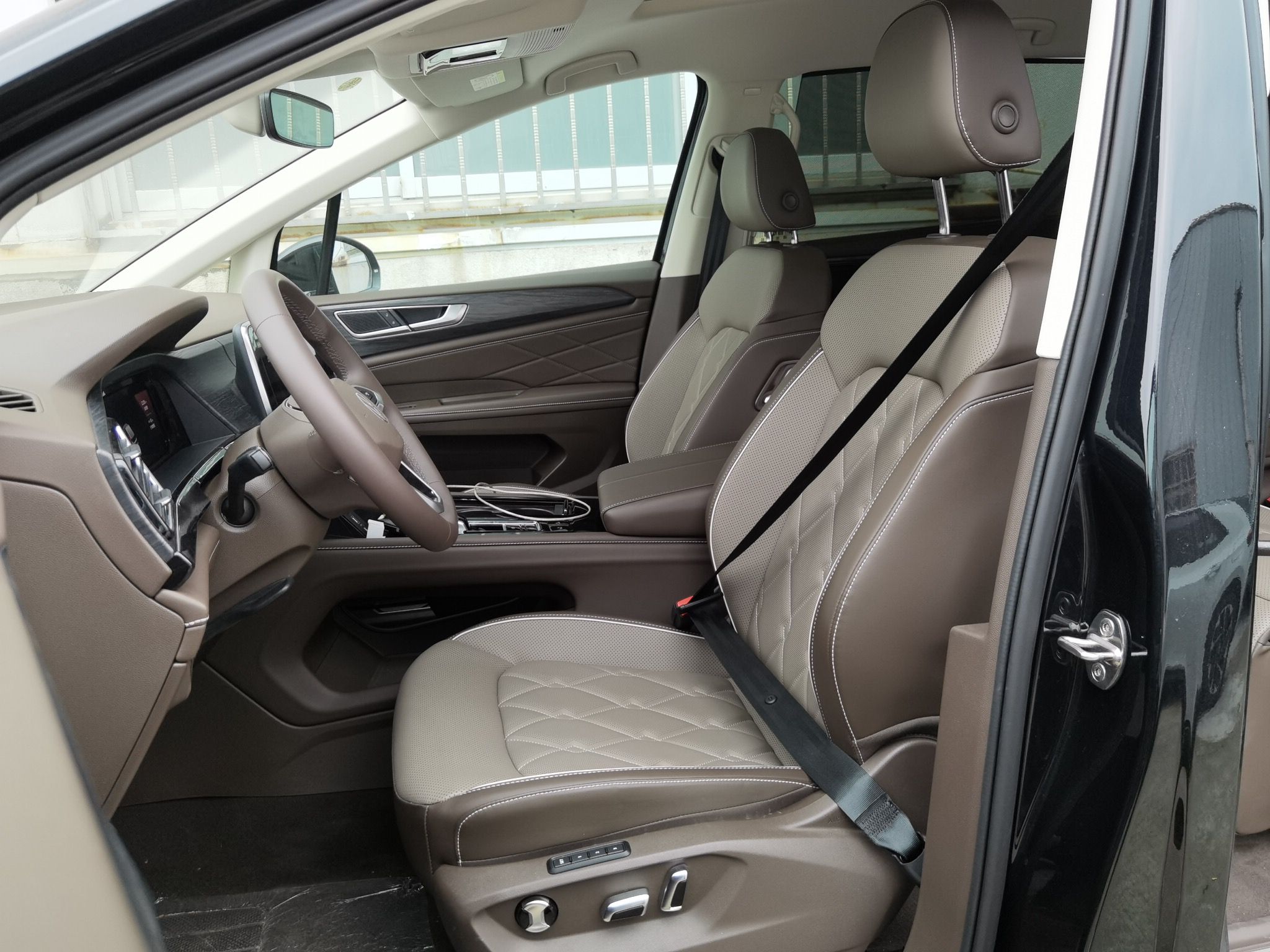 Переднее сиденье в автомобиле