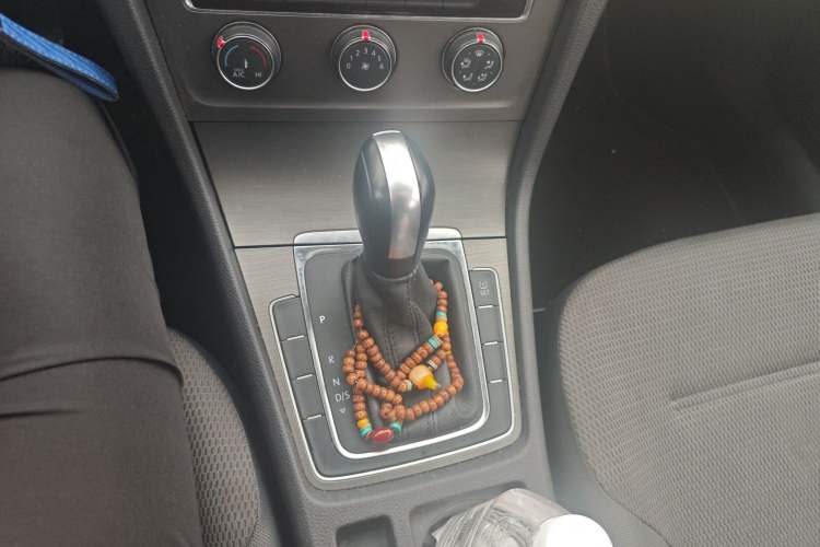 Used Volkswagen Golf 2014 1.6L Automatic Comfort Model Gear Lever