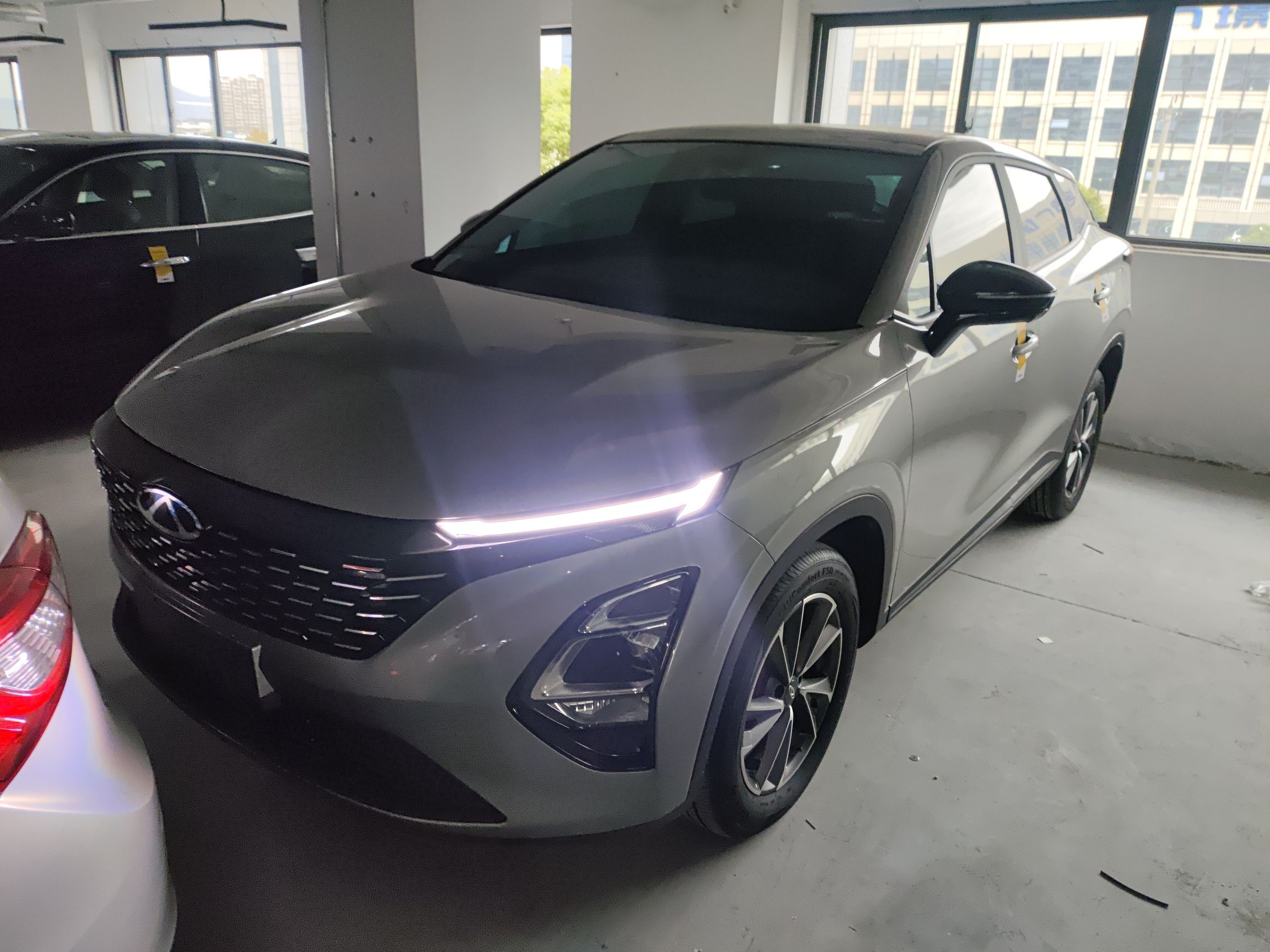 Под передней частью автомобиля