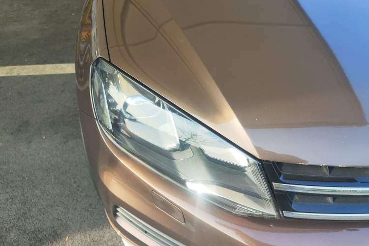 Used Volkswagen Touareg 2011 3.0 TSI High-End Version Right Front Headlight