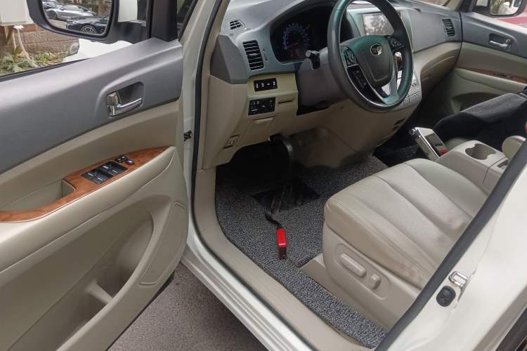 Used BYD M6 2015 2.4L Automatic Prestige Edition Driver Seat