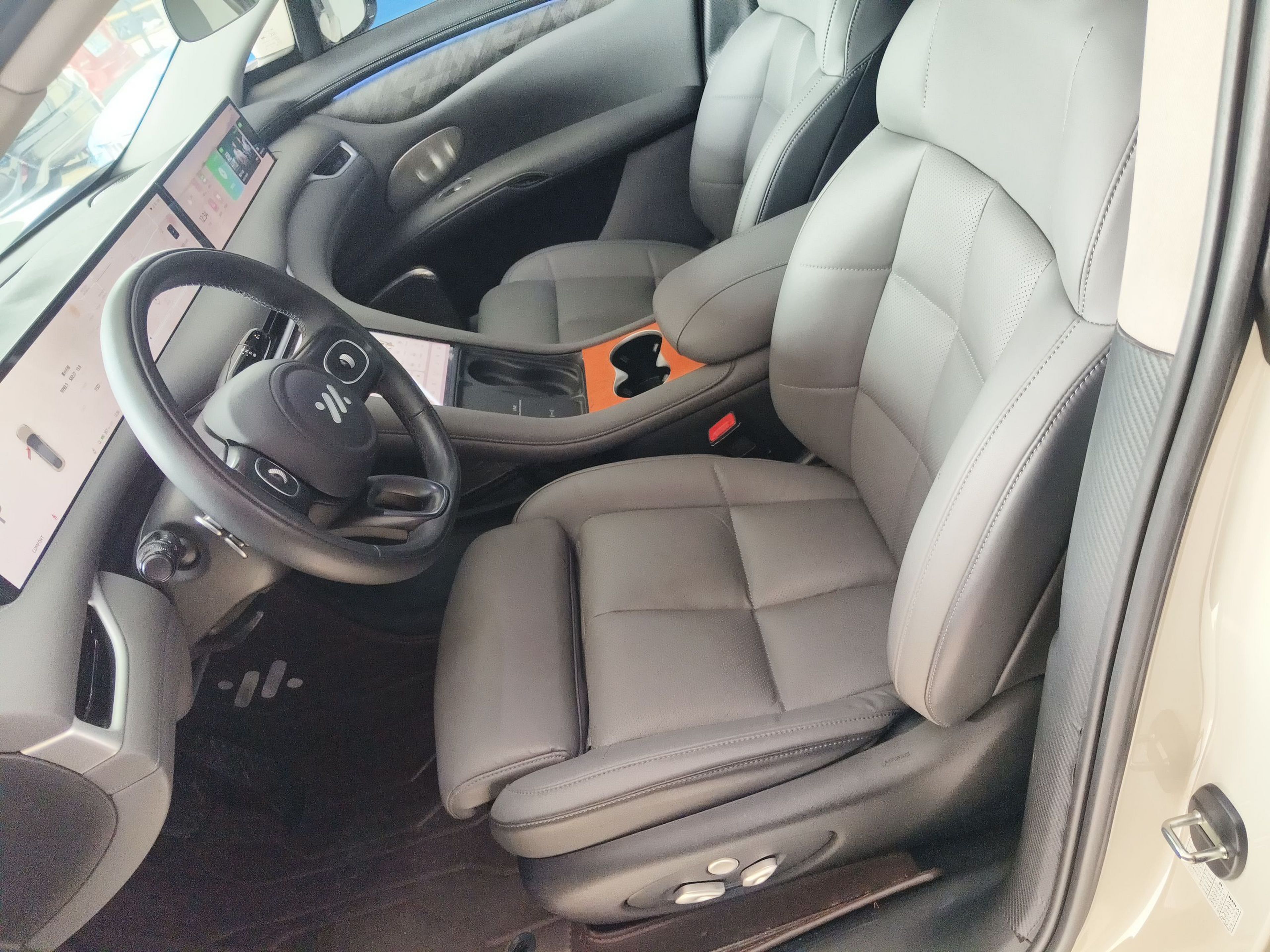 المقاعد الأمامية داخل السيارة