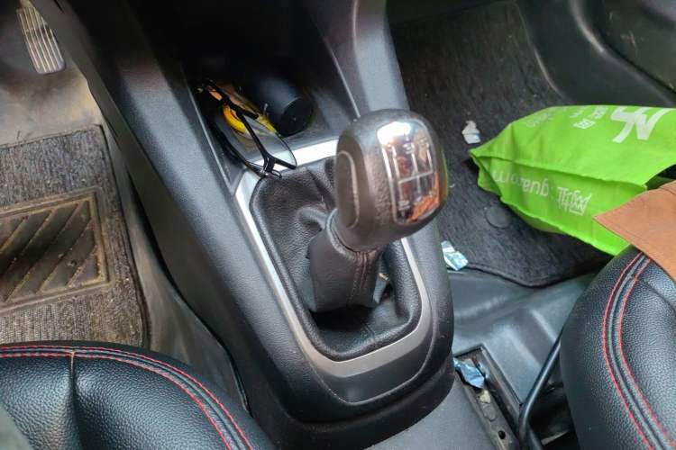 Used Citroen Elysee 2015 Zhishang Edition 1.6L Manual Fashion Model Gear Lever