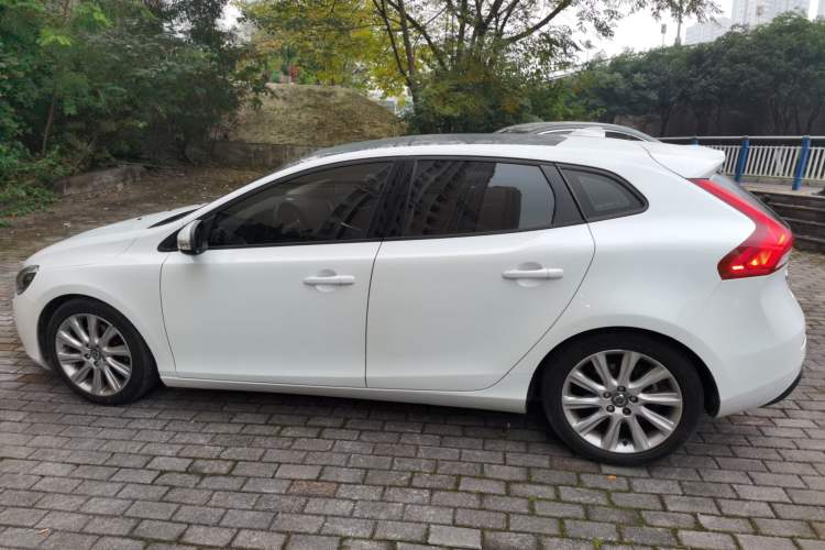 Used Volvo V40 2015 1.6T Zhiyi Edition
