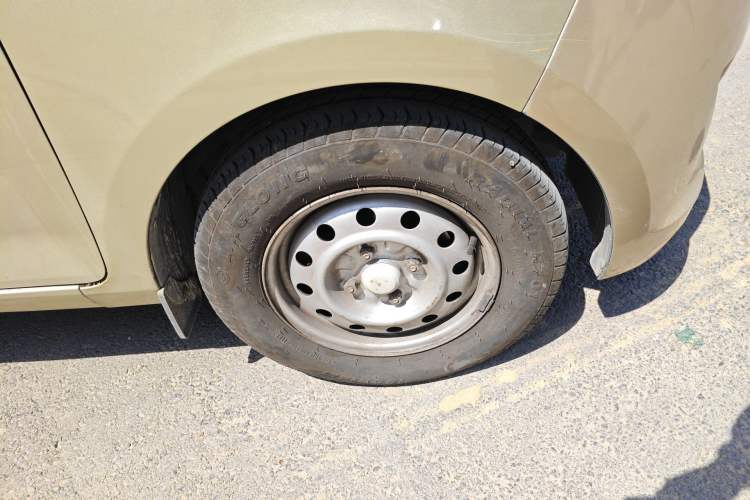 Used Wuling Rongguang V 2016 1.5L Practical Version Right Front Wheel Hub