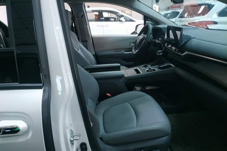 Used Toyota Granvia 2023 2.5L Hybrid Prestige PLUS Edition
