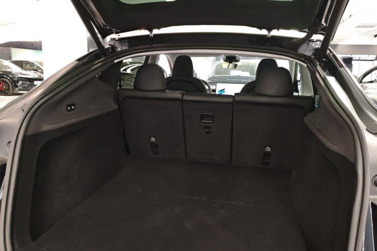 Used Tesla Model Y 2025 Long-Range All-Wheel-Drive Version
