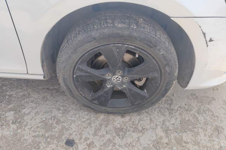 Used Volkswagen Bora 2013 1.6L Automatic Comfort Model Right Front Wheel Hub