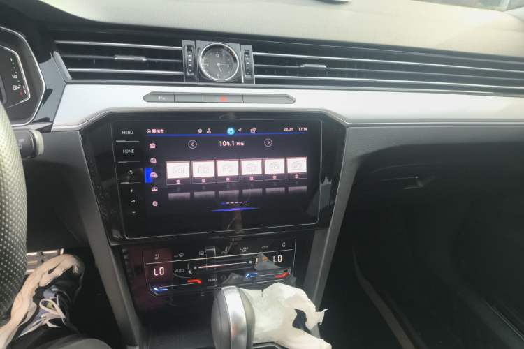 Used Volkswagen Magotan 2025 Zhongxiang Version 330TSI DSG Luxury Edition Audio And AC Panel