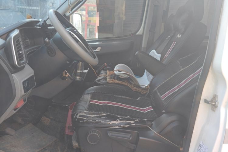 Used SAIC MAXUS Xintu V80 2021 2.0T PLUS Manual Aoyuntong Short Wheelbase Mid-Roof 5/6-Seater
