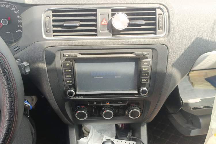 Used Volkswagen Sagitar 2014 1.6L Automatic Comfort Model Audio And AC Panel