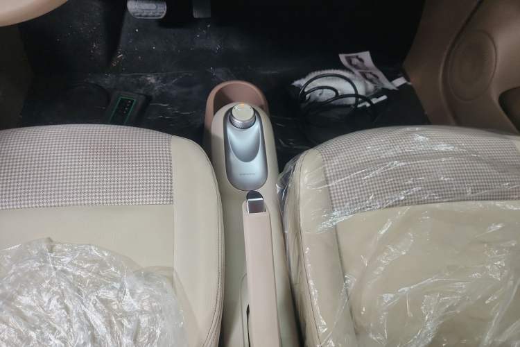 Used Wuling Hongguang MINIEV 2025 Four-Door Version Advanced Edition Gear Lever