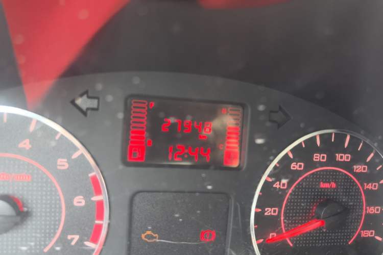 Used Wuling Hongguang V 2022 1.5L Jingqu Edition Enclosed-Window Vehicle with Hydraulic Power Steering LAR Odometer Close Up