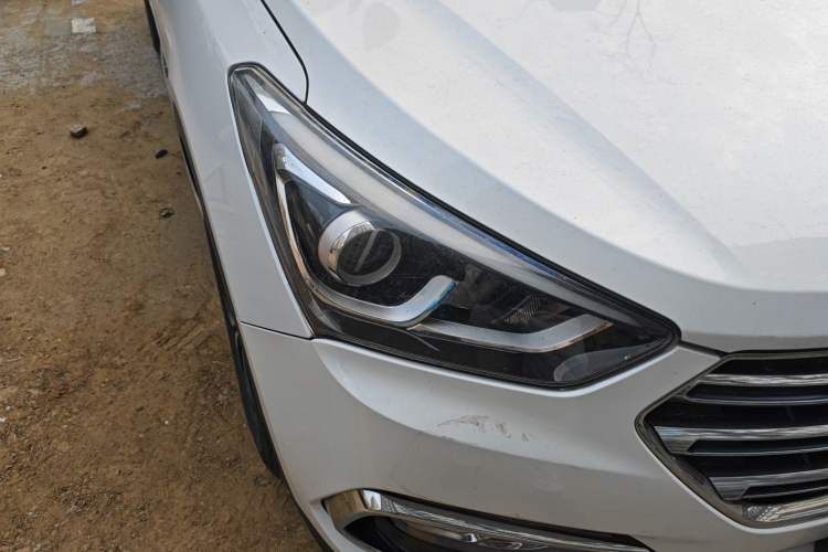 Used Hyundai Santa Fe 2017 2.0T Automatic All-Wheel Drive Smart 7-Seater Right Front Headlight