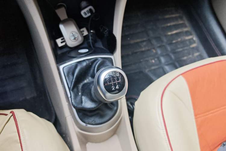 Used Hyundai Verna (older generation) 2014 1.4L Manual Smart GLS Trim Gear Lever