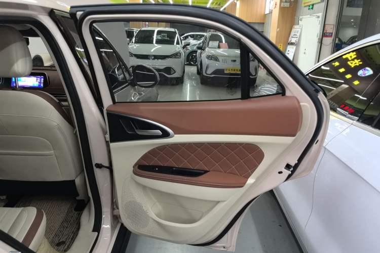 Used ORA Good Cat 2023 401 km Standard Range Premium Version Lithium Iron Phosphate Interior 6