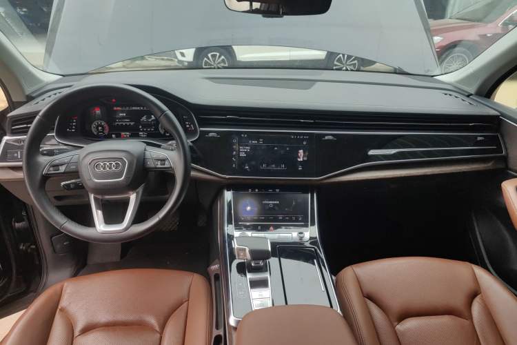 Used Audi Q7 2023 55 TFSI quattro S line Sport Edition Center Console