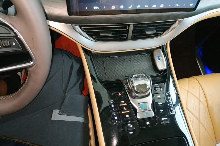 Used Denza D9 2024 DM-i 980 Four-Wheel Drive Prestige Model
