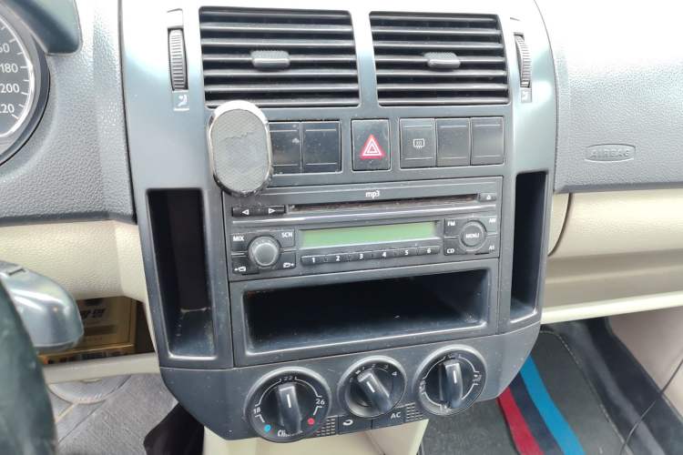 Used Volkswagen Polo 2011 Jingqu 1.4L Manual Sile Edition Audio And AC Panel