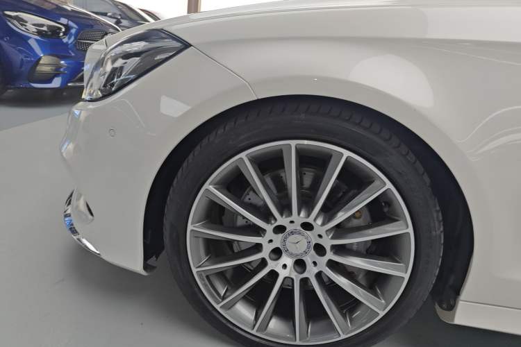 Used Mercedes-Benz CLS 2016 CLS 320 Elegant Edition Left Front Wheel Hub