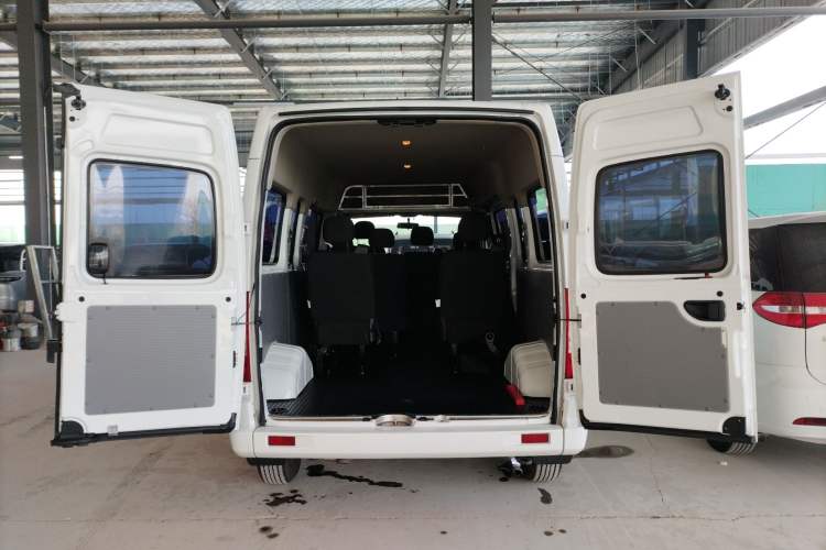 Used SAIC MAXUS Xintu V80 2025 Value Edition Aoyuntong 2.0T Manual Long Wheelbase Mid-Height Design 127 Ps 6/7/9-Seater