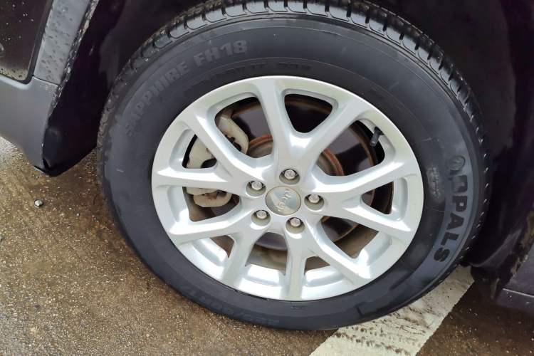 Used Jeep Cherokee 2016 2.0L Superior Edition Left Front Wheel Hub